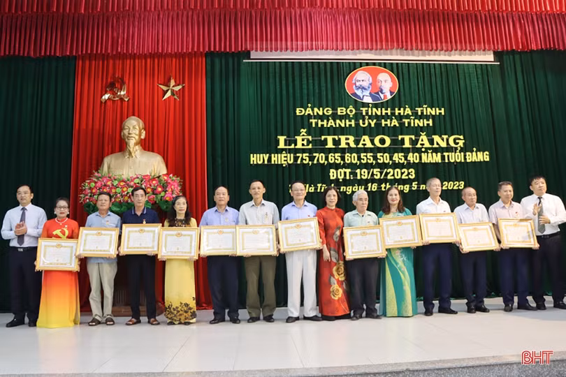 1.813 đảng viên Hà Tĩnh được trao tặng, truy tặng Huy hiệu Đảng dịp 2/9