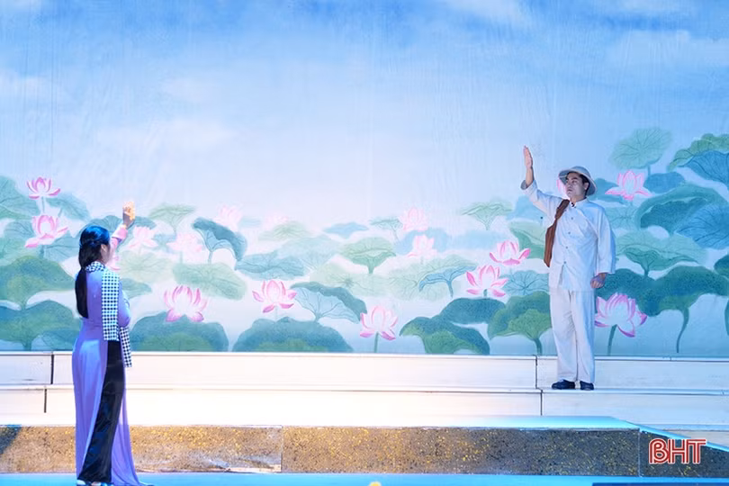 Người dân Hà Tĩnh xúc động với vở ca kịch “Lời Bác dặn trước lúc đi xa”