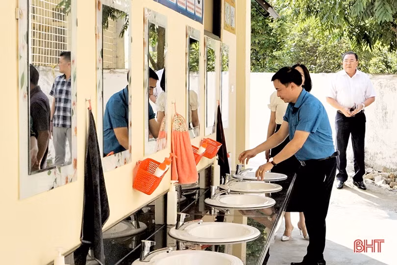 Bàn giao nhà vệ sinh trường học trị giá 400 triệu đồng ở Hương Khê