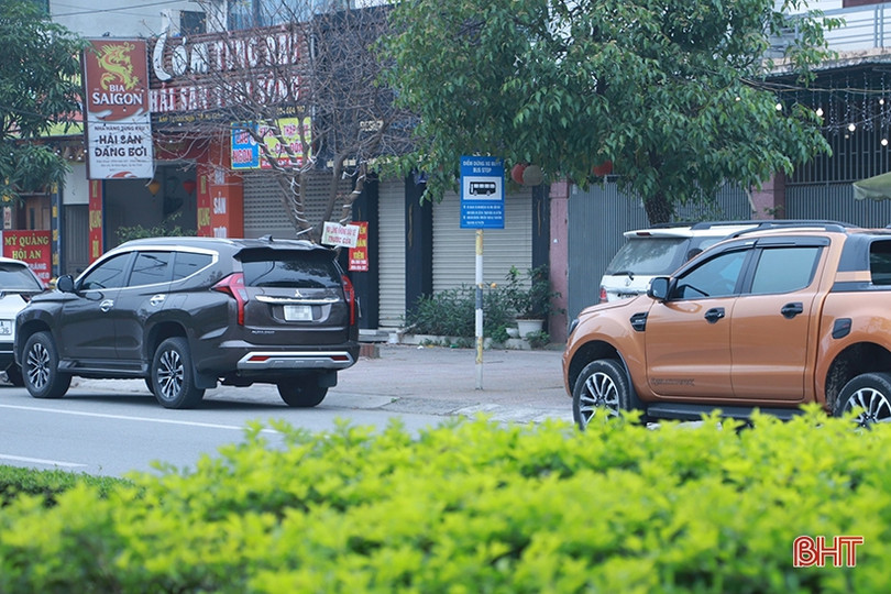 “Vô tư” đỗ xe tại điểm dừng, đón trả khách của xe buýt ở TP Hà Tĩnh