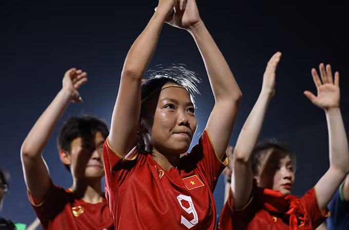 Thanh Nhã đội nón lá Việt Nam cực dễ thương, ăn mừng HCV SEA Games lịch sử