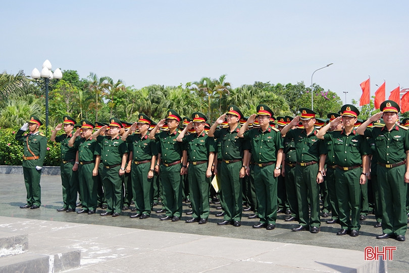 Lực lượng vũ trang Hà Tĩnh dâng hương, báo công Chủ tịch Hồ Chí Minh