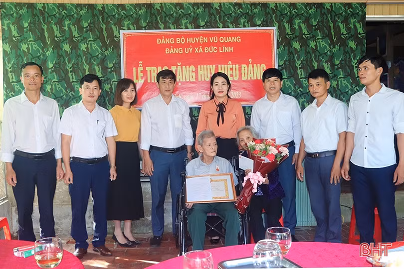 Vũ Quang trao Huy hiệu Đảng cho 31 đảng viên