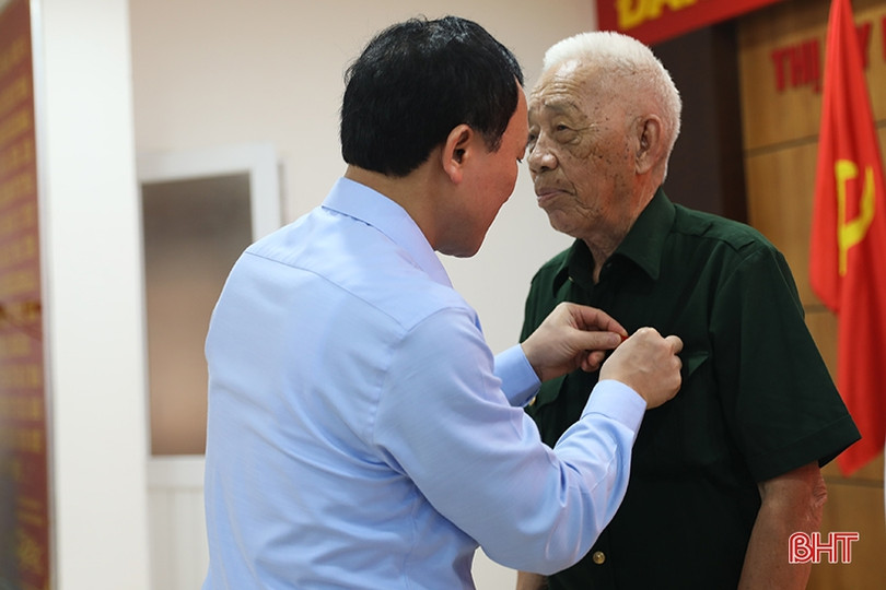 TX Kỳ Anh trao Huy hiệu Đảng cho 29 đảng viên