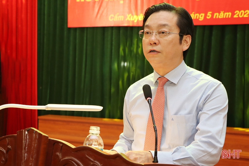 128 đảng viên ở Cẩm Xuyên được trao tặng, truy tặng huy hiệu Đảng