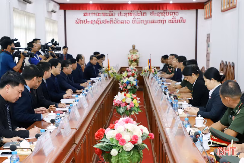 Hà Tĩnh - Thủ đô Viêng Chăn hội đàm về quy tập hài cốt liệt sĩ