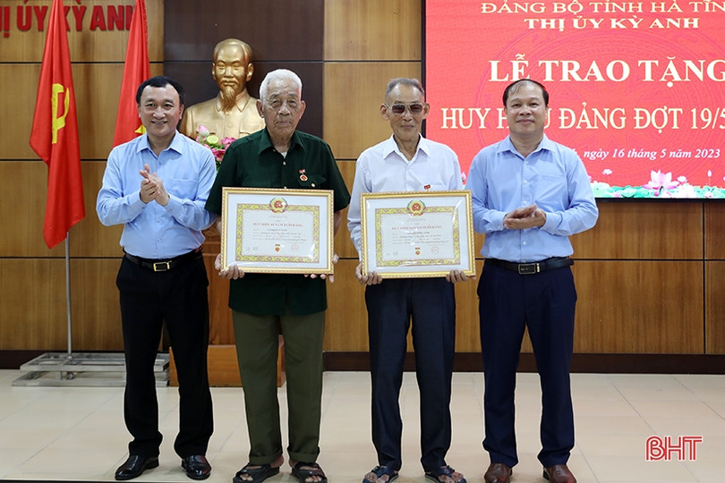 TX Kỳ Anh trao Huy hiệu Đảng cho 29 đảng viên