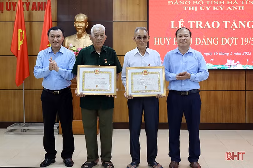 TX Kỳ Anh trao Huy hiệu Đảng cho 29 đảng viên