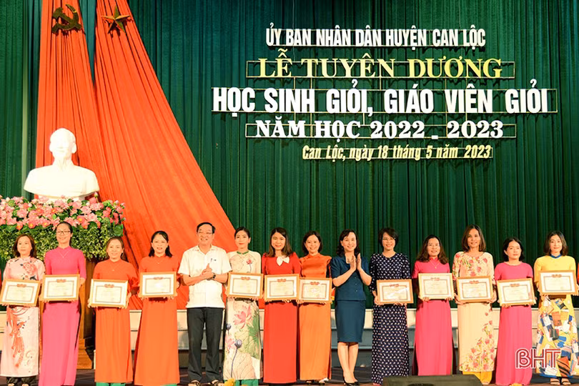 Can Lộc tuyên dương học sinh, giáo viên giỏi các cấp năm học 2022-2023