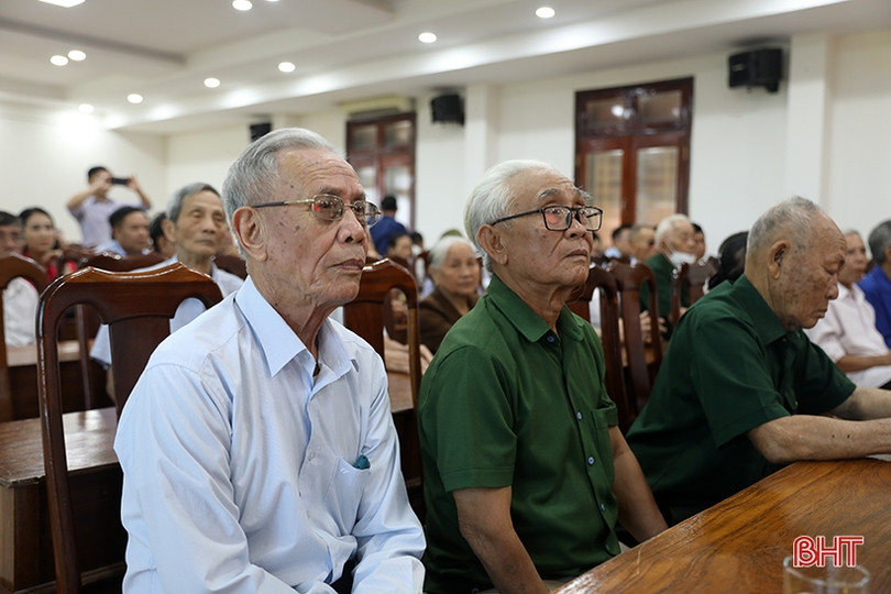 TX Kỳ Anh trao Huy hiệu Đảng cho 29 đảng viên