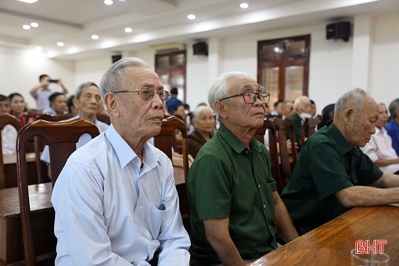 TX Kỳ Anh trao Huy hiệu Đảng cho 29 đảng viên