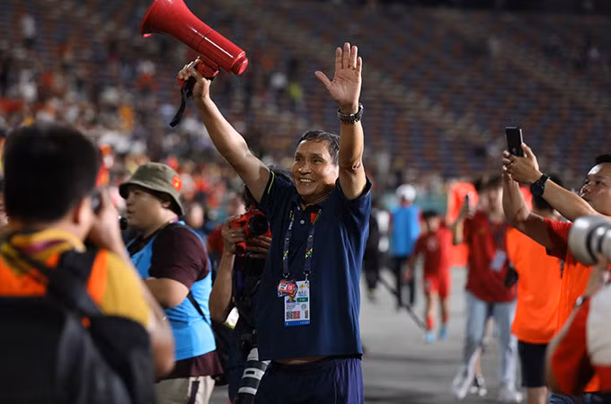 Thanh Nhã đội nón lá Việt Nam cực dễ thương, ăn mừng HCV SEA Games lịch sử