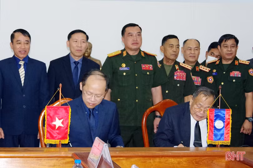 Hà Tĩnh - Thủ đô Viêng Chăn hội đàm về quy tập hài cốt liệt sĩ