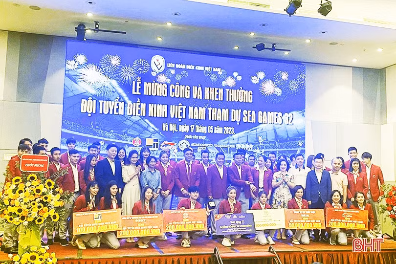 Thầy trò đội điền kinh Hà Tĩnh dự lễ mừng công, khen thưởng thành tích tại SEA Games 32