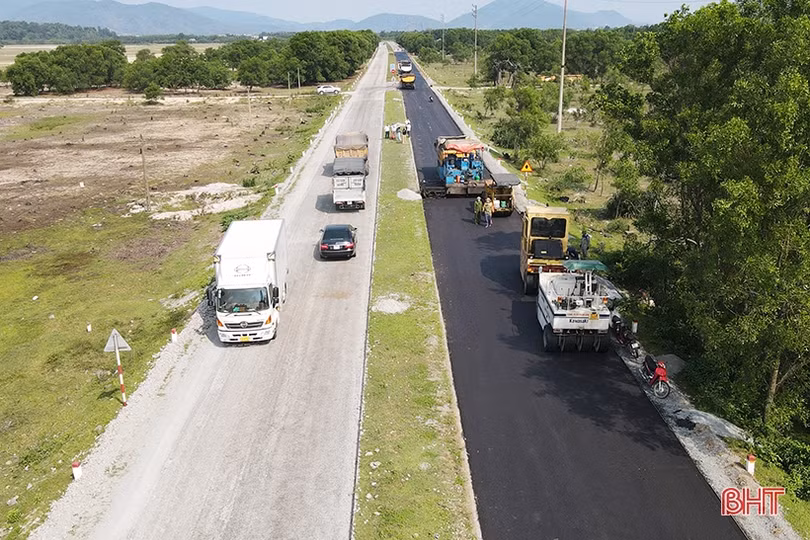 Gấp rút sửa chữa hư hỏng trên tuyến quốc lộ 15B ở Hà Tĩnh