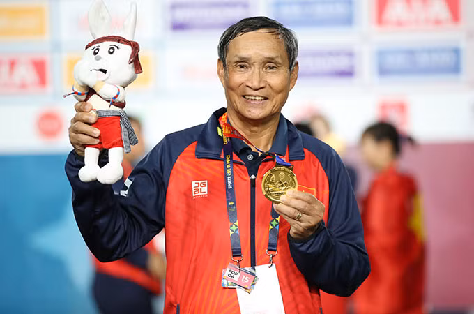 Thanh Nhã đội nón lá Việt Nam cực dễ thương, ăn mừng HCV SEA Games lịch sử