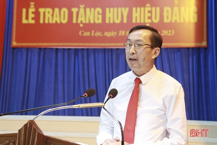 Trao Huy hiệu Đảng cho 91 đảng viên ở Can Lộc