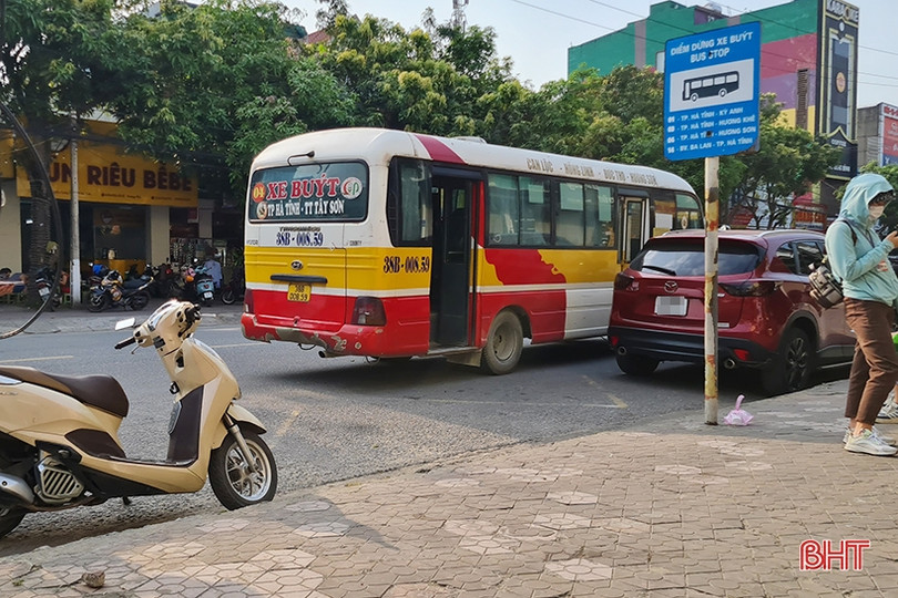 “Vô tư” đỗ xe tại điểm dừng, đón trả khách của xe buýt ở TP Hà Tĩnh