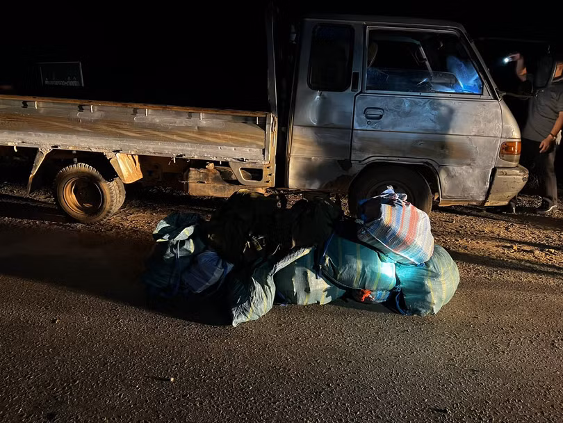 Truy đuổi xe tải chở 150 gói ma túy “thông chốt” kiểm soát ở Lào