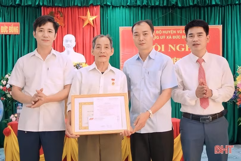 Vũ Quang trao Huy hiệu Đảng cho 31 đảng viên