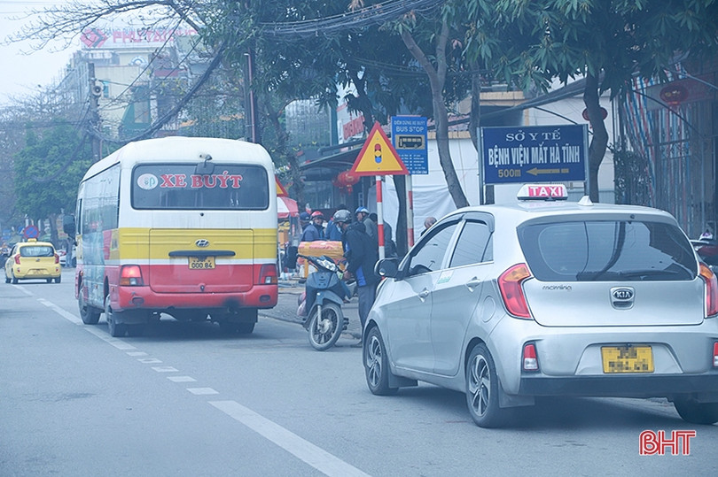 “Vô tư” đỗ xe tại điểm dừng, đón trả khách của xe buýt ở TP Hà Tĩnh