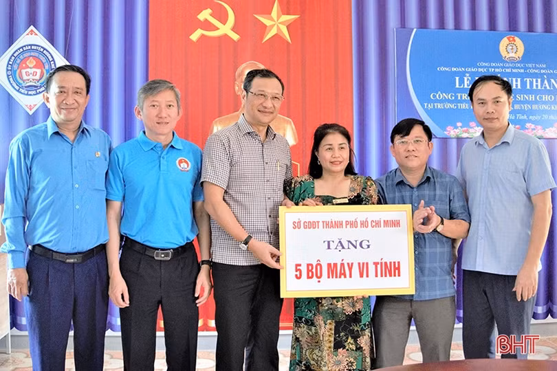 Bàn giao nhà vệ sinh trường học trị giá 400 triệu đồng ở Hương Khê