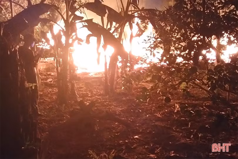 “Bà hỏa” tiếp tục thiêu rụi 1 căn nhà gỗ ở Hương Khê