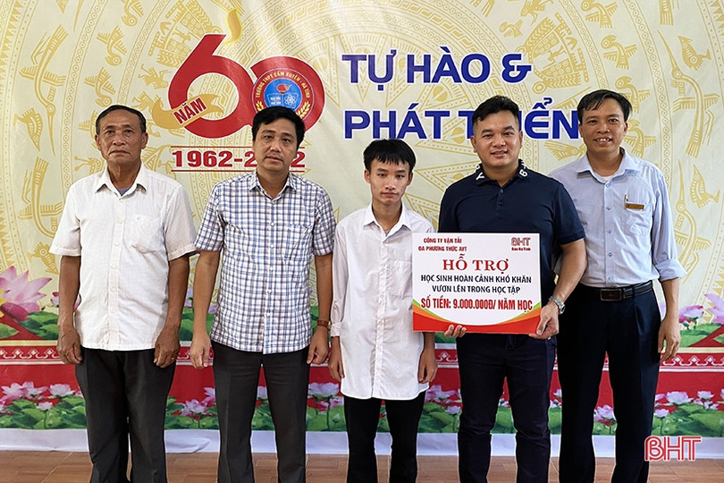 Công ty Vận tải AVT trao học bổng cho học sinh nghèo TX Kỳ Anh