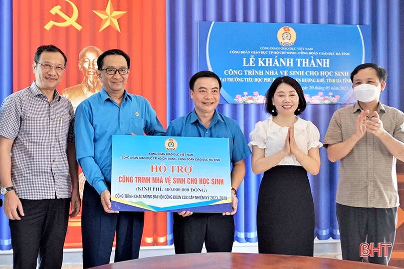 Bàn giao nhà vệ sinh trường học trị giá 400 triệu đồng ở Hương Khê