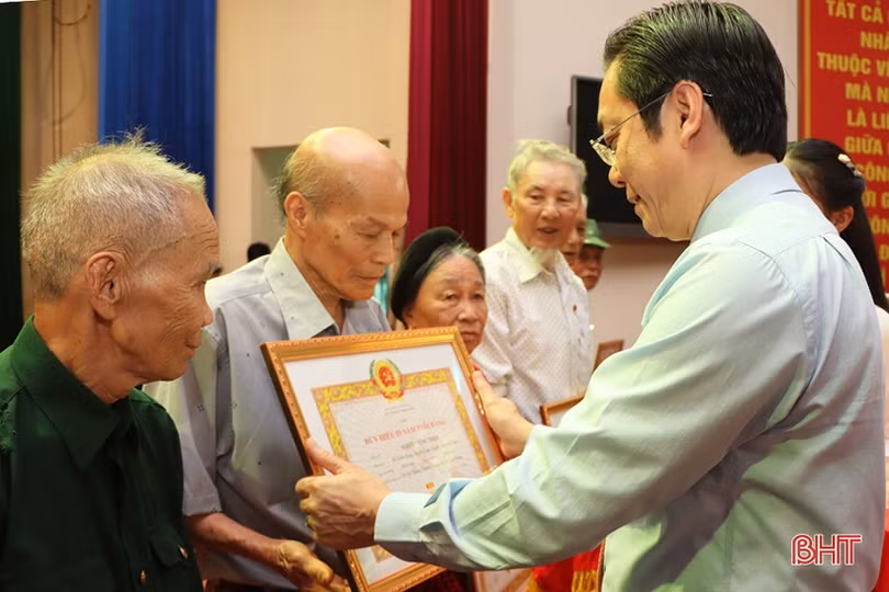 128 đảng viên ở Cẩm Xuyên được trao tặng, truy tặng huy hiệu Đảng