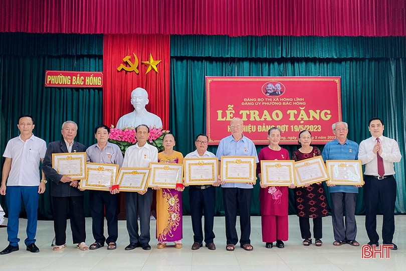 Trao huy hiệu Đảng cho 70 đảng viên ở TX Hồng Lĩnh