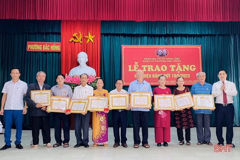 Trao huy hiệu Đảng cho 70 đảng viên ở TX Hồng Lĩnh