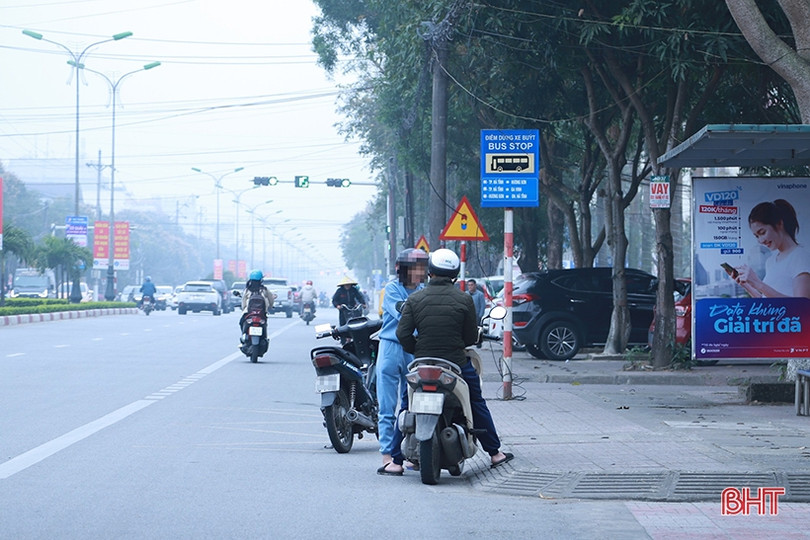 “Vô tư” đỗ xe tại điểm dừng, đón trả khách của xe buýt ở TP Hà Tĩnh