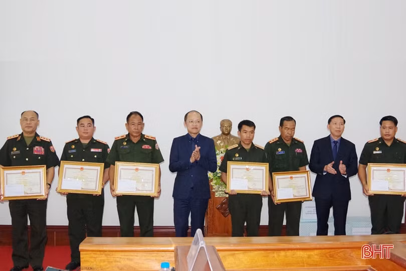 Hà Tĩnh - Thủ đô Viêng Chăn hội đàm về quy tập hài cốt liệt sĩ