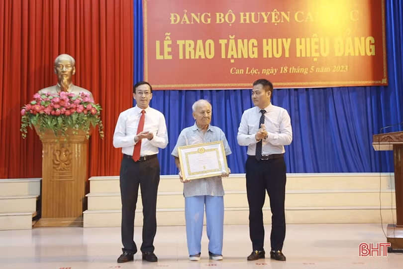 Trao Huy hiệu Đảng cho 91 đảng viên ở Can Lộc