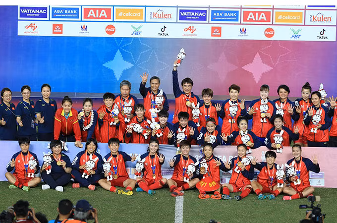 Thanh Nhã đội nón lá Việt Nam cực dễ thương, ăn mừng HCV SEA Games lịch sử