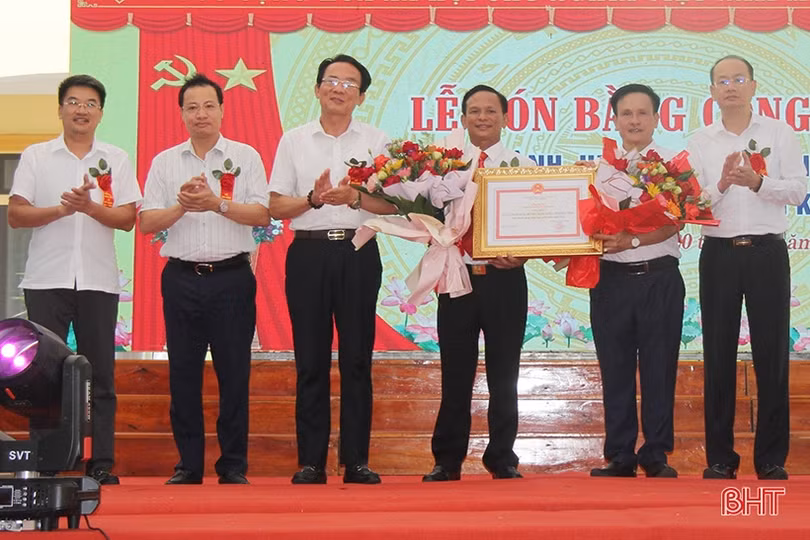 Xuân Thành đón bằng công nhận xã đạt chuẩn nông thôn mới kiểu mẫu