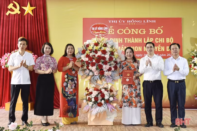Công bố quyết định thành lập chi bộ trong doanh nghiệp tư nhân ở Hồng Lĩnh