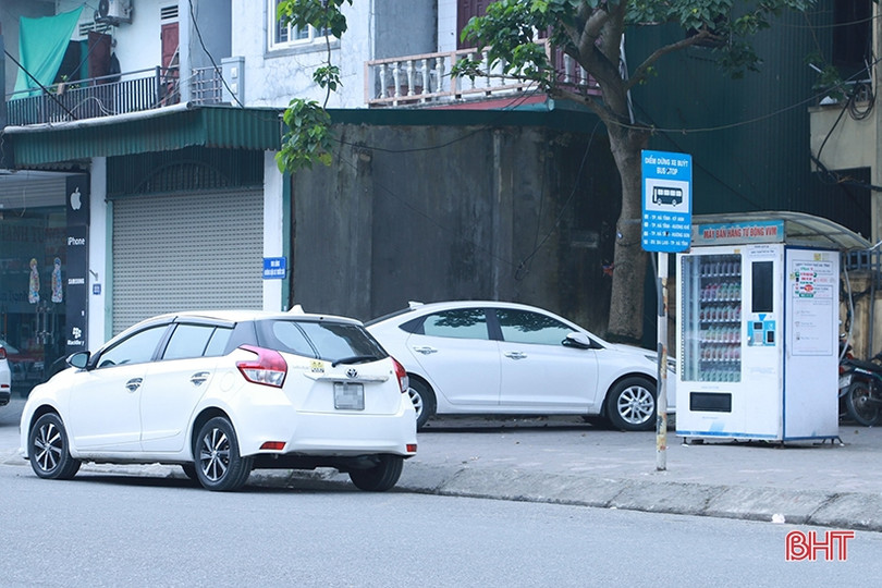 “Vô tư” đỗ xe tại điểm dừng, đón trả khách của xe buýt ở TP Hà Tĩnh
