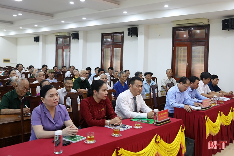 TX Kỳ Anh trao Huy hiệu Đảng cho 29 đảng viên