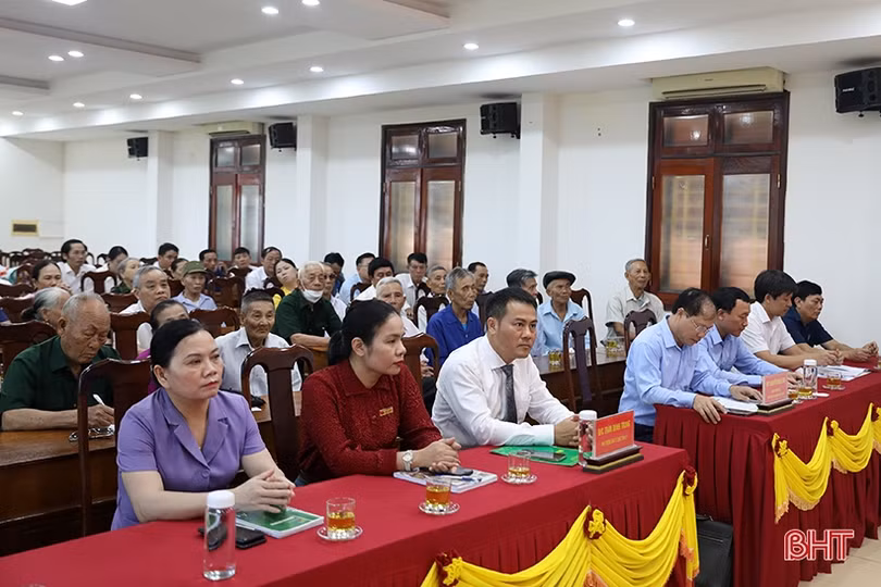 TX Kỳ Anh trao Huy hiệu Đảng cho 29 đảng viên