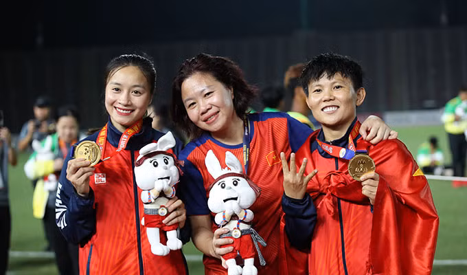 Thanh Nhã đội nón lá Việt Nam cực dễ thương, ăn mừng HCV SEA Games lịch sử