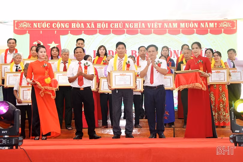 Xuân Thành đón bằng công nhận xã đạt chuẩn nông thôn mới kiểu mẫu