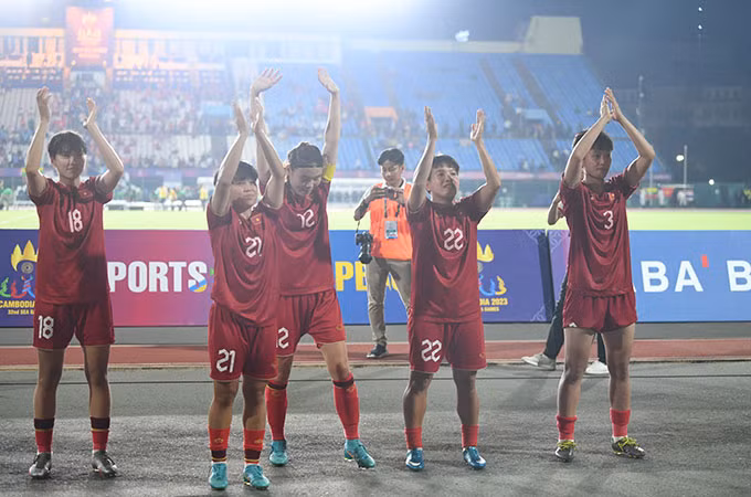 Thanh Nhã đội nón lá Việt Nam cực dễ thương, ăn mừng HCV SEA Games lịch sử