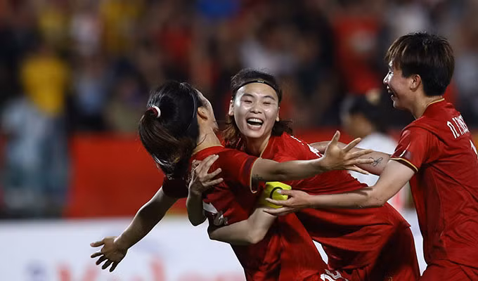 Thanh Nhã đội nón lá Việt Nam cực dễ thương, ăn mừng HCV SEA Games lịch sử