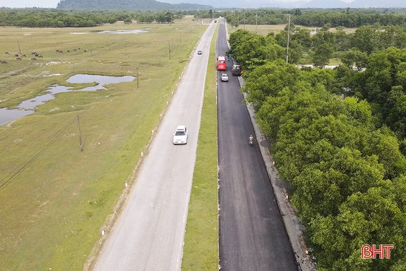 Gấp rút sửa chữa hư hỏng trên tuyến quốc lộ 15B ở Hà Tĩnh