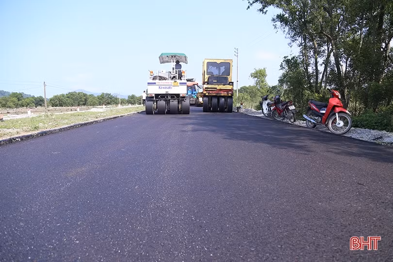 Gấp rút sửa chữa hư hỏng trên tuyến quốc lộ 15B ở Hà Tĩnh