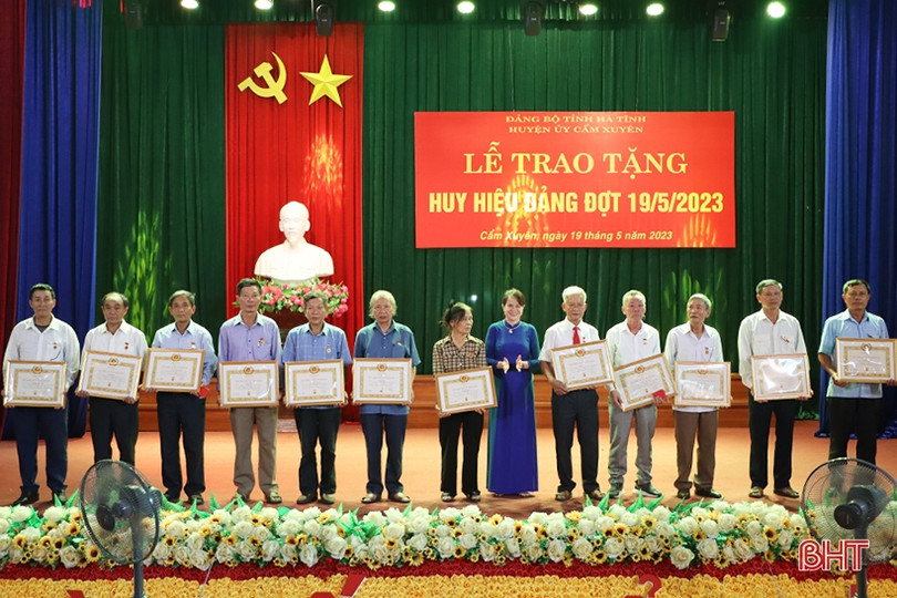128 đảng viên ở Cẩm Xuyên được trao tặng, truy tặng huy hiệu Đảng