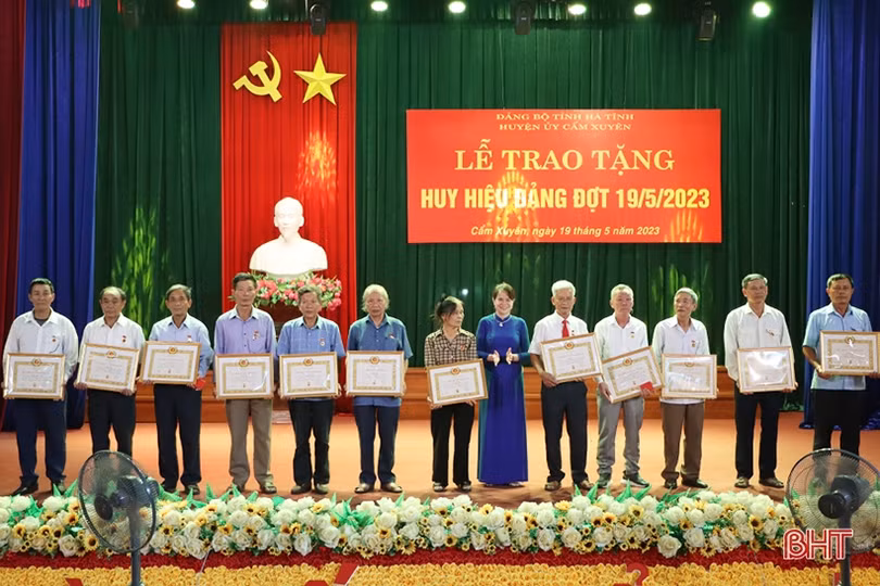 128 đảng viên ở Cẩm Xuyên được trao tặng, truy tặng huy hiệu Đảng