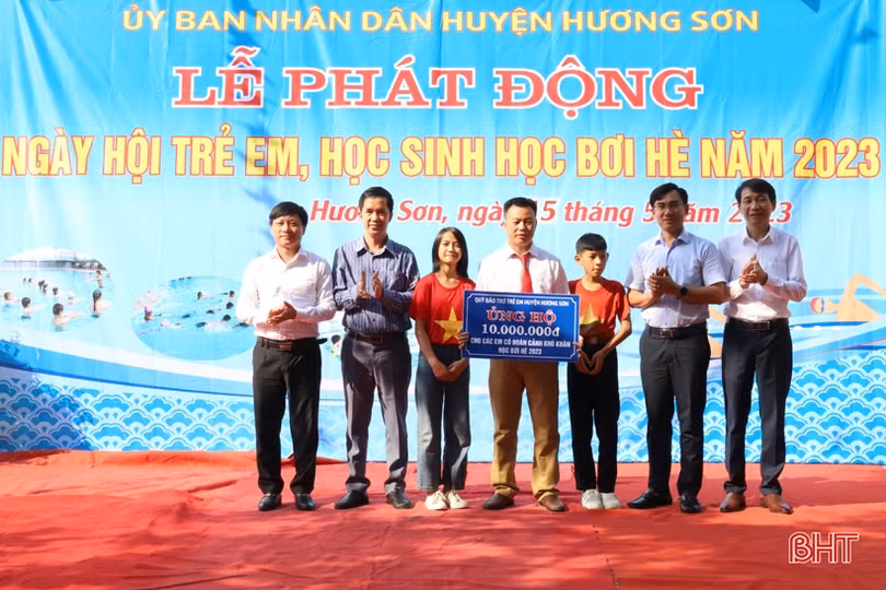 Tạo điều kiện để học sinh Hương Sơn có cơ hội học bơi